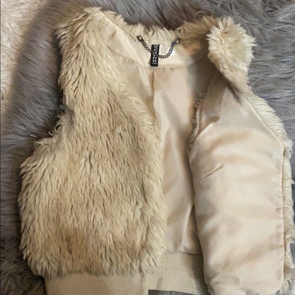 DIVIDED H&M Faux fur vest - Picture 2 of 5